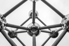 Ein Foto von dem Atomium in Brüssel als Sinnbild für den EU AI Act, für den der Get Started Guide entwickelt wurde.